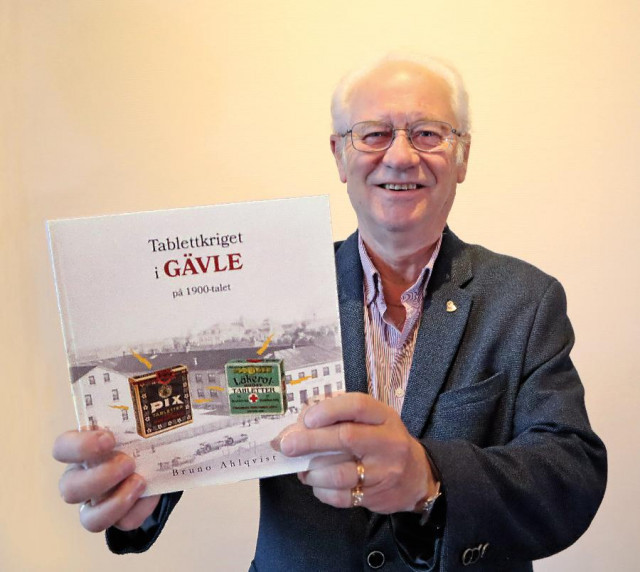 Bruno Ahlqvist med boken Tablettkriget i Gävle.